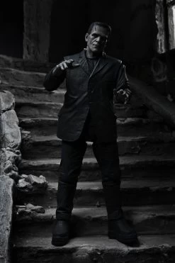 NECA Frankensteins Monster - Ultimate Monster Actionfigur (schwarz/weiß) 18 NECA Frankensteins Monster - Ultimate Monster Actionfigur (schwarz/weiß) -FUNKO Store 048052