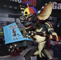 NECA Gremlins - Ultimate Gamer Gremlin Actionfigur -FUNKO Store b5dbe8896ef7264b9c05821f9720506d7618bbcbc4119663c42c8286917a00e4