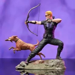 Diamond Select Marvel Gallery - Hawkeye Mit Lucky Dem Pizza-Dog - Statue -FUNKO Store marvel hawkeye gallery 03 71440.1628723307